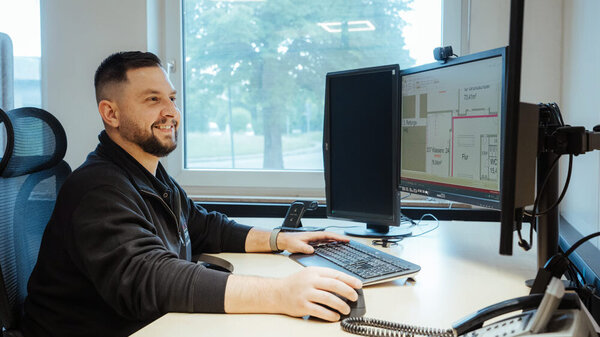 Ein Mitarbeiter erstellt am PC Pläne
